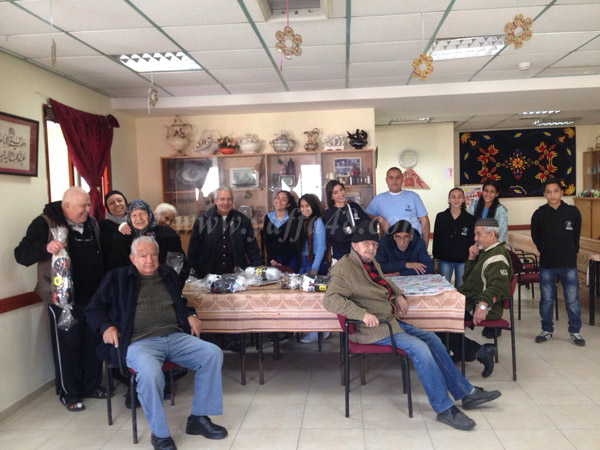 بالصور: لجنة طلاب مدرسة أجيال الثانوية بيافا في زيارة لبيت المسنين